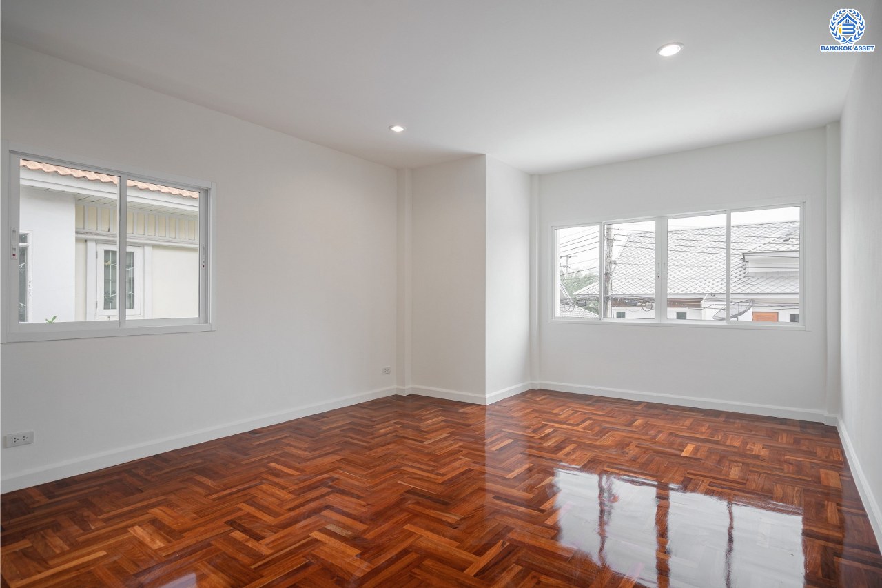 บ้านมือสองตกแต่งใหม่ โครงการ มณีรินทร์พาร์ค รัตนาธิเบศร์-ท่าอิฐ หลังมุม แบรนด์ Property Perfect เนื้อที่ 74.10 ตร.ว. ฟังก์ชัน 3 ห้องนอน 3 ห้องน้ำ 1 ห้องอเนกประสงค์ จอดรถได้ 2 คัน บนทำเลศักยภาพ เชื่อมต่อทั้ง ถนนรัตนาธิเบศร์ และถนนราชพฤกษ์ ใจกลาง 2 เซ็นทรัลฯ ใกล้ทางด่วน "งามวงศ์วาน" และรถไฟฟ้า "สถานีบางรักน้อยท่าอิฐ"